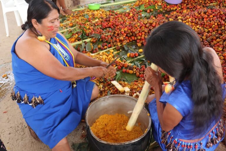 Mujeres Shuar preparando comida