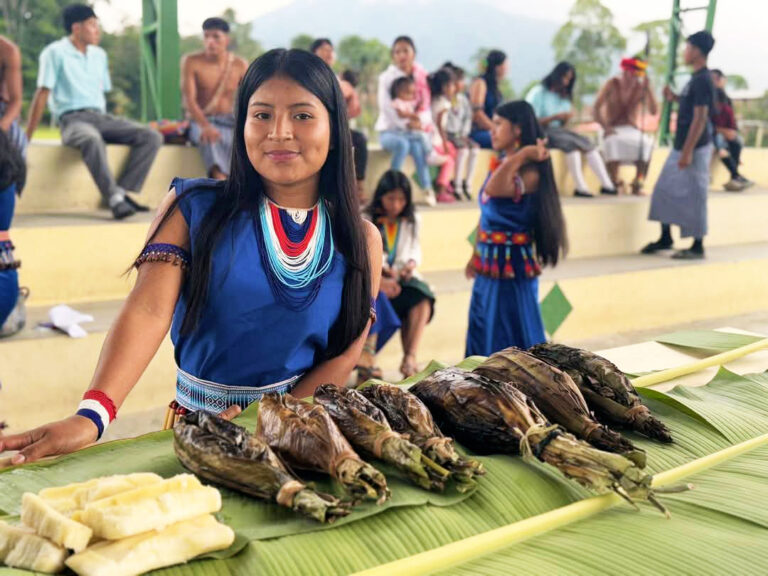 Mujer Shuar exponiendo comida sobre una mesa