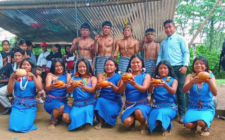 Grupo de Shuar sosteniendo cuencos